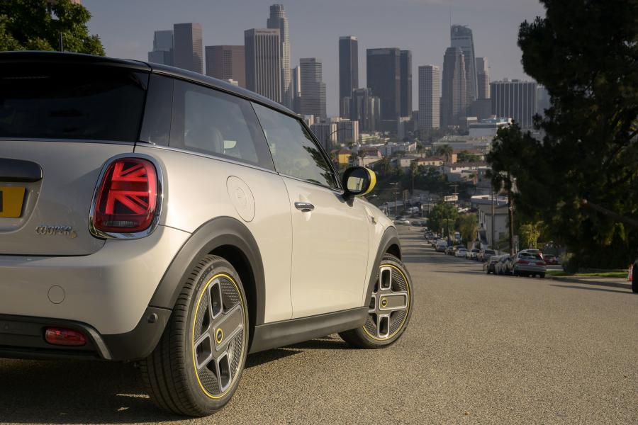 Детали экстерьера Mini Cooper SE (F56) 2019 года  (WW) (фото 41 из 132)